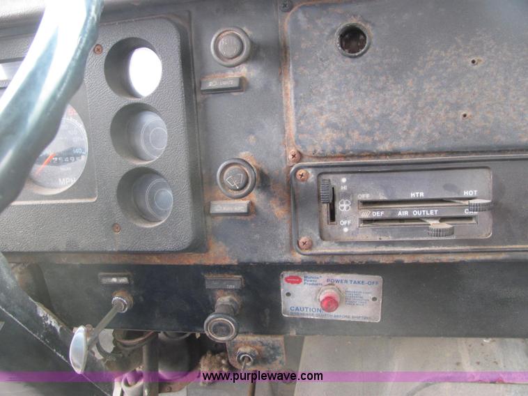 image for item C2940 1986 International 1954 fertilizer tender truck