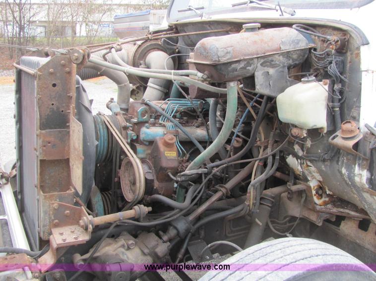 image for item C2940 1986 International 1954 fertilizer tender truck