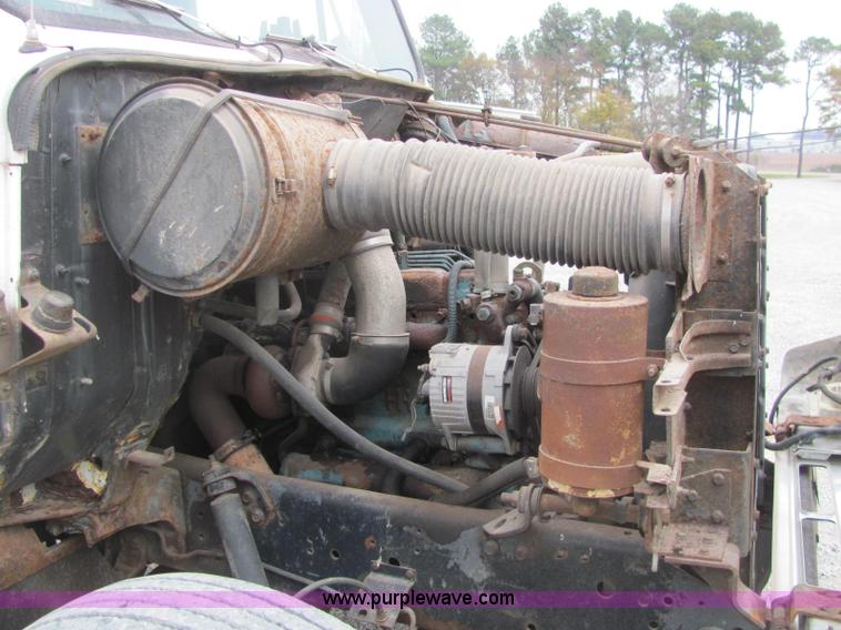 image for item C2940 1986 International 1954 fertilizer tender truck