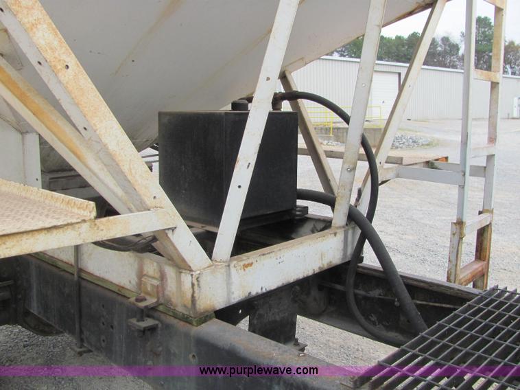 image for item C2940 1986 International 1954 fertilizer tender truck