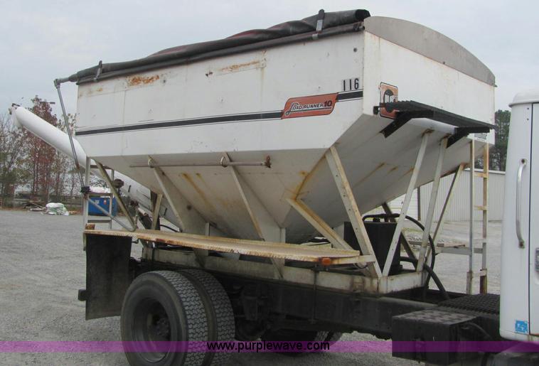 image for item C2940 1986 International 1954 fertilizer tender truck