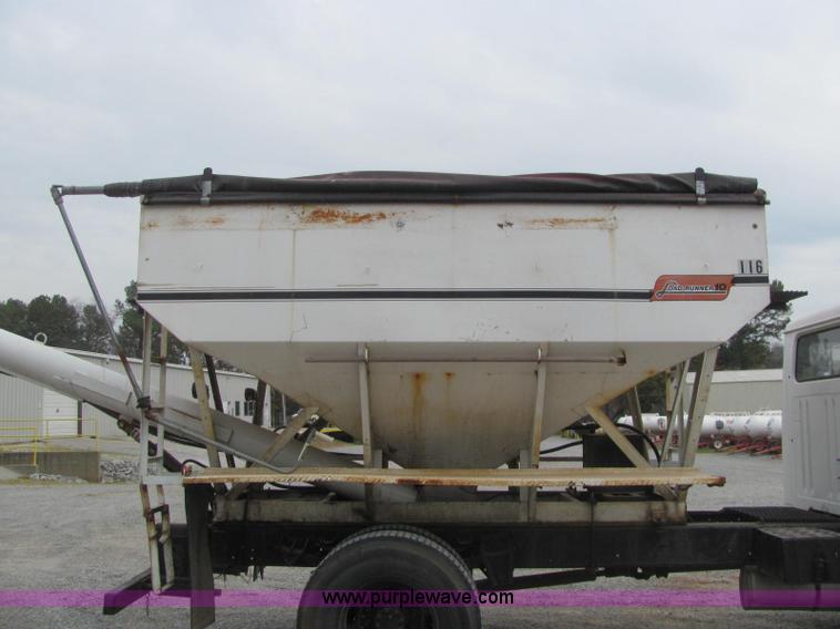 image for item C2940 1986 International 1954 fertilizer tender truck