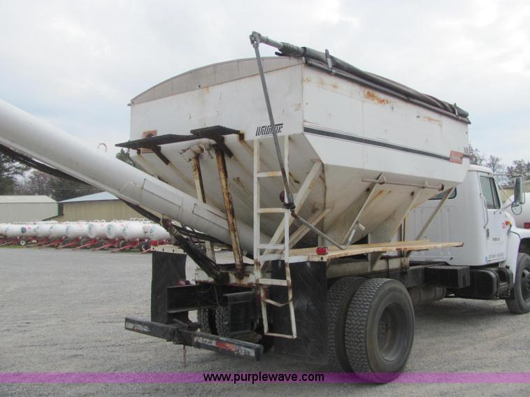 image for item C2940 1986 International 1954 fertilizer tender truck