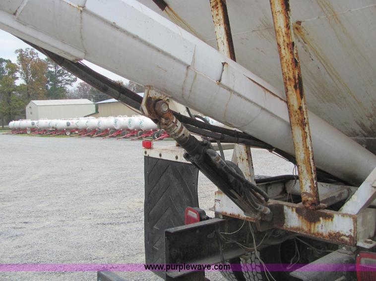 image for item C2940 1986 International 1954 fertilizer tender truck