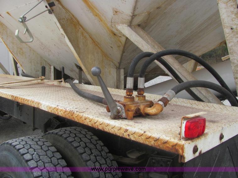 image for item C2940 1986 International 1954 fertilizer tender truck