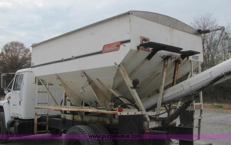 image for item C2940 1986 International 1954 fertilizer tender truck