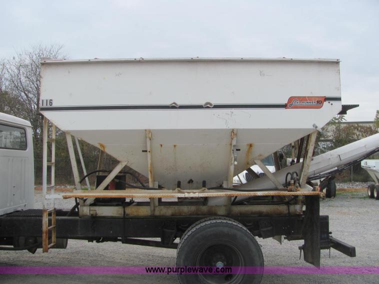 image for item C2940 1986 International 1954 fertilizer tender truck