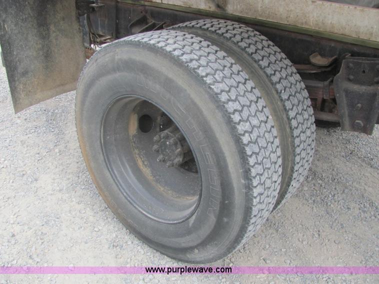 image for item C2940 1986 International 1954 fertilizer tender truck