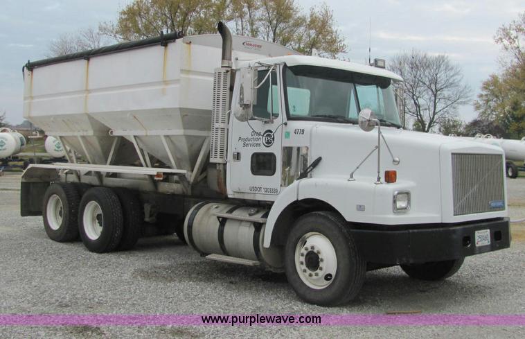 image for item C2941 1995 Volvo White GMC WG fertilizer tender truck