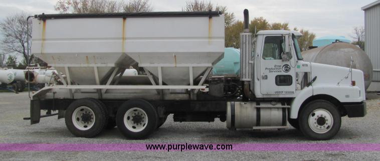 image for item C2941 1995 Volvo White GMC WG fertilizer tender truck