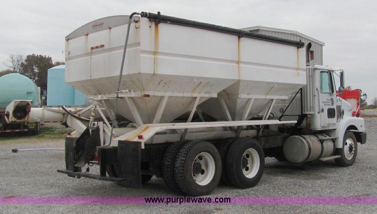image for item C2941 1995 Volvo White GMC WG fertilizer tender truck