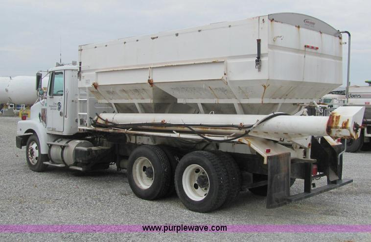 image for item C2941 1995 Volvo White GMC WG fertilizer tender truck
