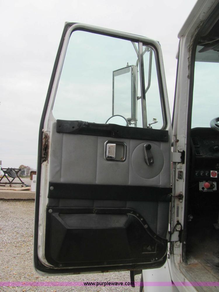 image for item C2941 1995 Volvo White GMC WG fertilizer tender truck