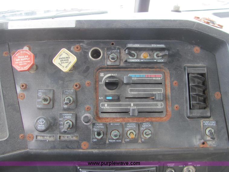 image for item C2941 1995 Volvo White GMC WG fertilizer tender truck