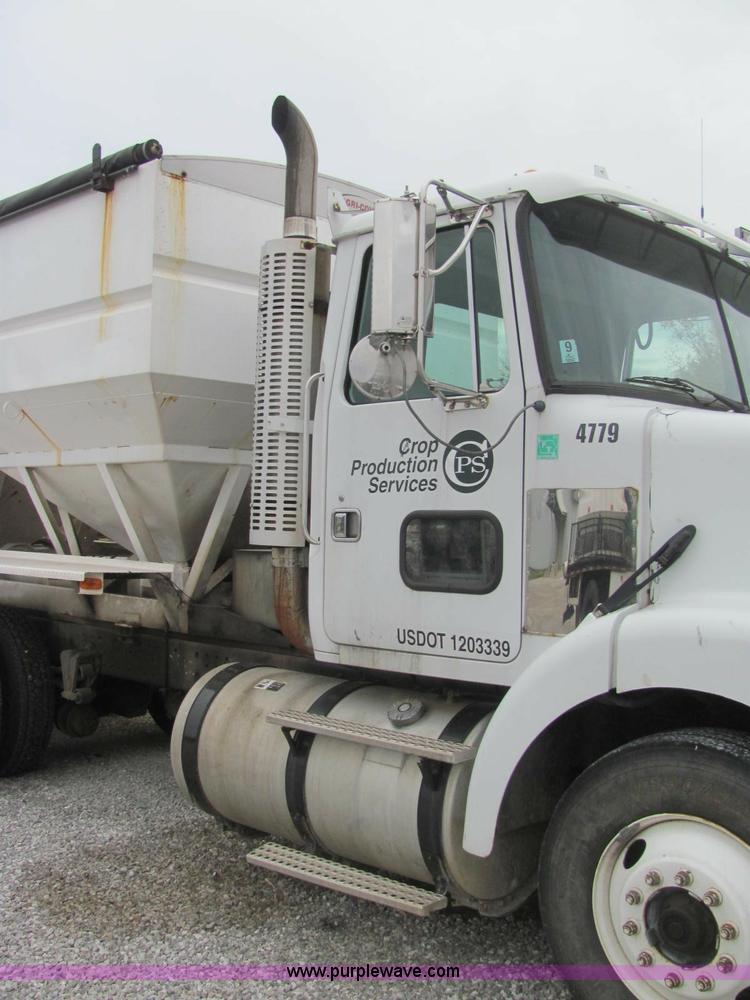 image for item C2941 1995 Volvo White GMC WG fertilizer tender truck