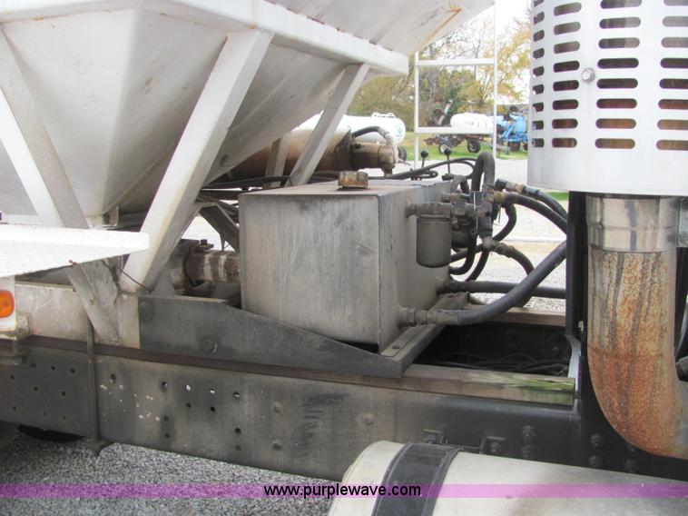 image for item C2941 1995 Volvo White GMC WG fertilizer tender truck