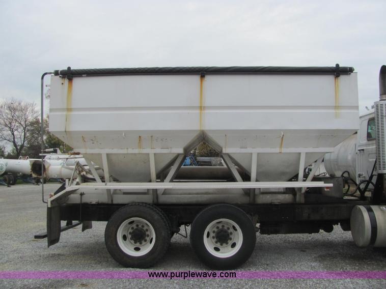 image for item C2941 1995 Volvo White GMC WG fertilizer tender truck