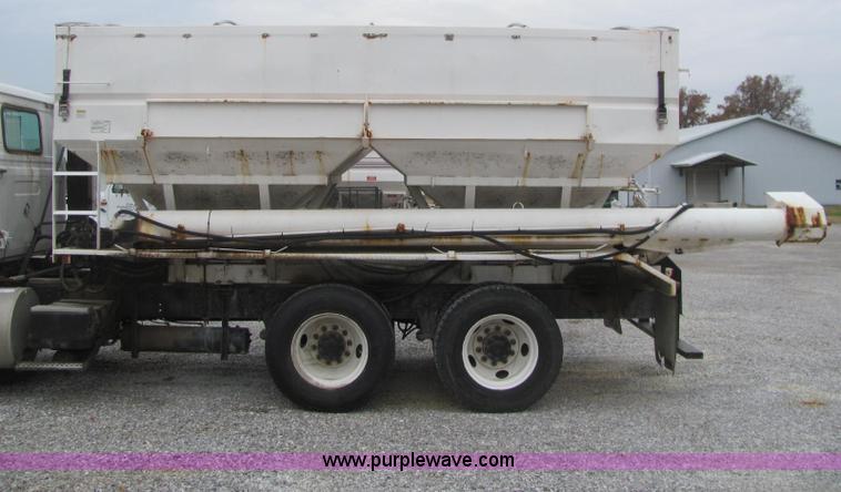 image for item C2941 1995 Volvo White GMC WG fertilizer tender truck