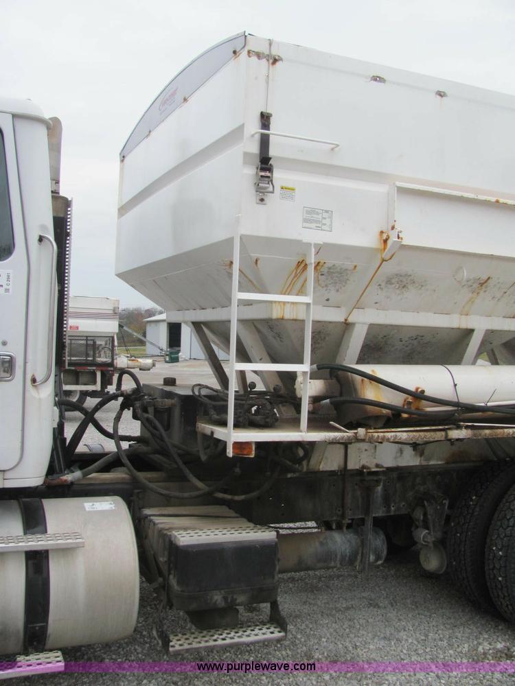 image for item C2941 1995 Volvo White GMC WG fertilizer tender truck