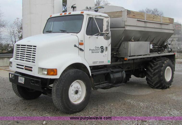 image for item C2946 1991 International 8100 spreader truck