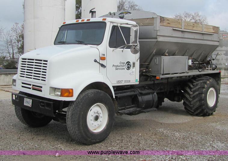 image for item C2946 1991 International 8100 spreader truck