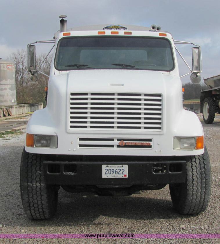 image for item C2946 1991 International 8100 spreader truck