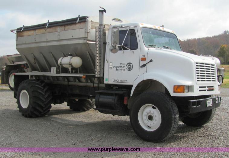 image for item C2946 1991 International 8100 spreader truck
