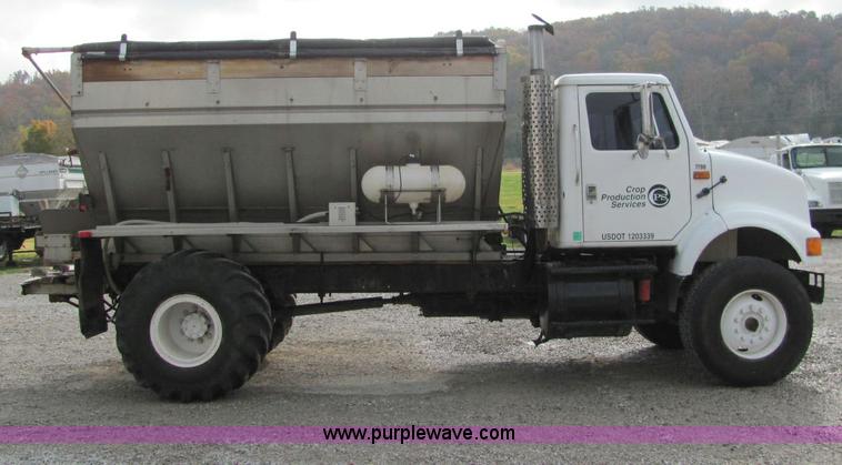 image for item C2946 1991 International 8100 spreader truck