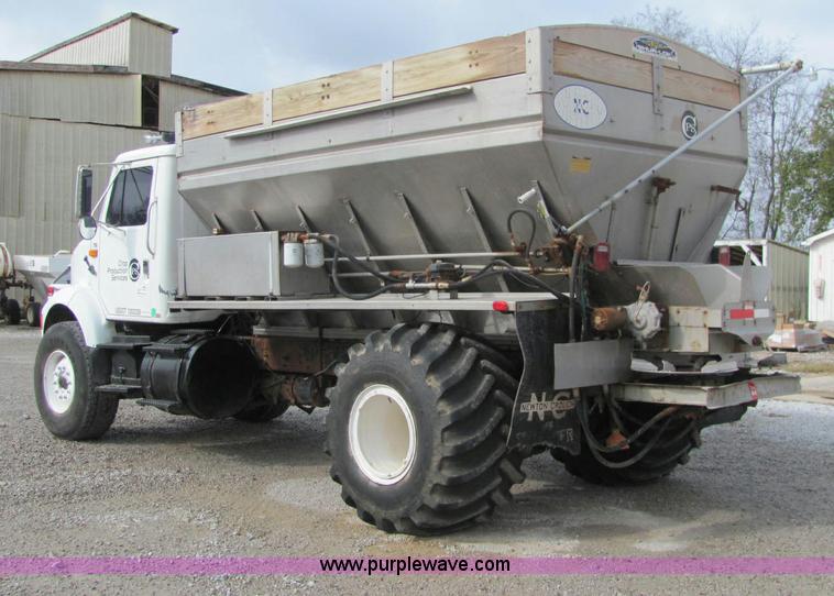 image for item C2946 1991 International 8100 spreader truck