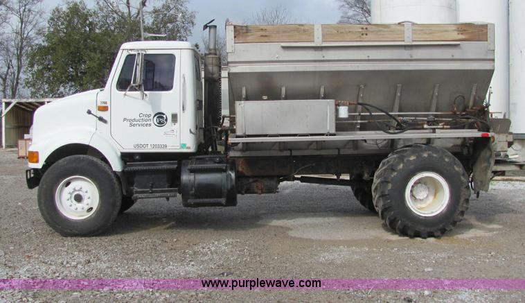 image for item C2946 1991 International 8100 spreader truck