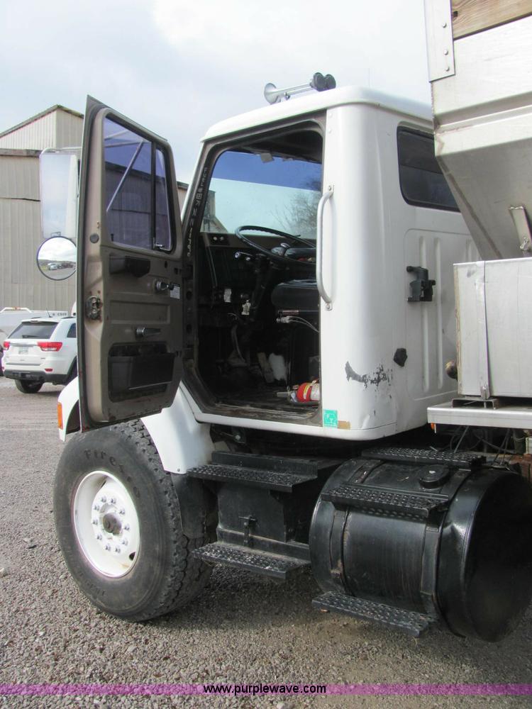 image for item C2946 1991 International 8100 spreader truck