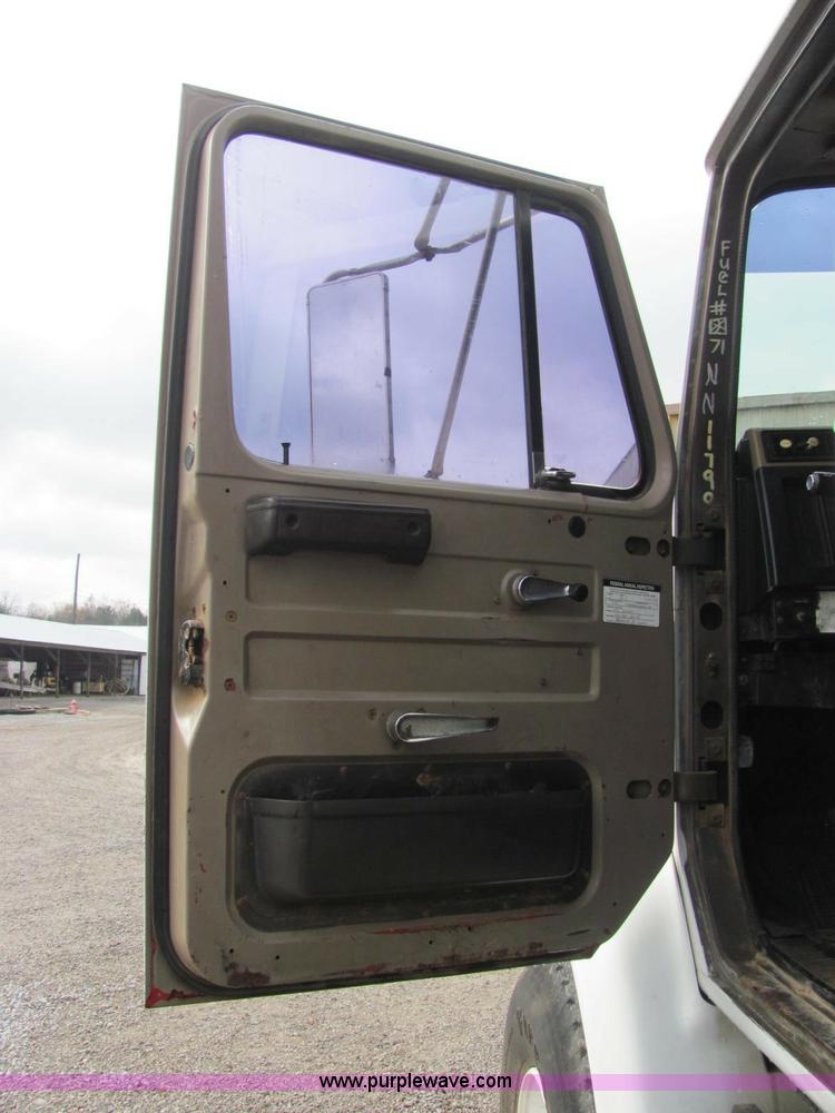 image for item C2946 1991 International 8100 spreader truck