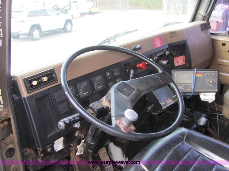 image for item C2946 1991 International 8100 spreader truck