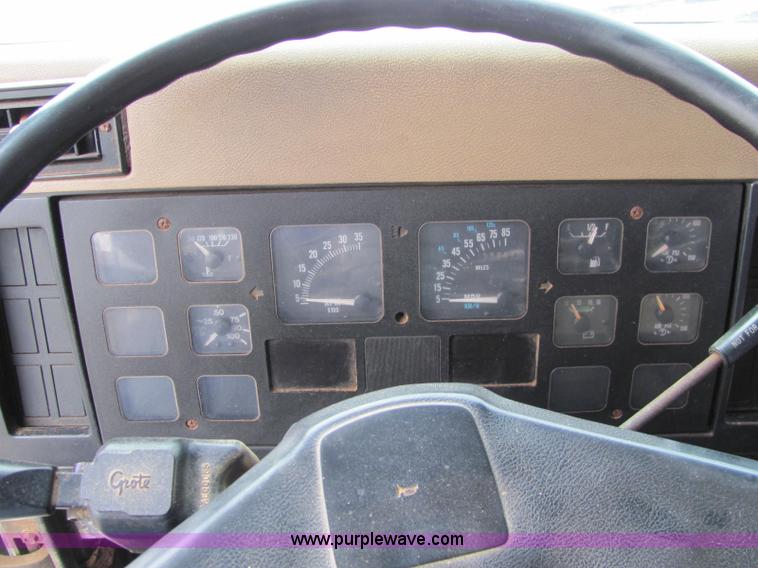 image for item C2946 1991 International 8100 spreader truck