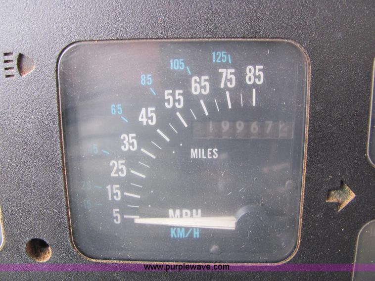 image for item C2946 1991 International 8100 spreader truck