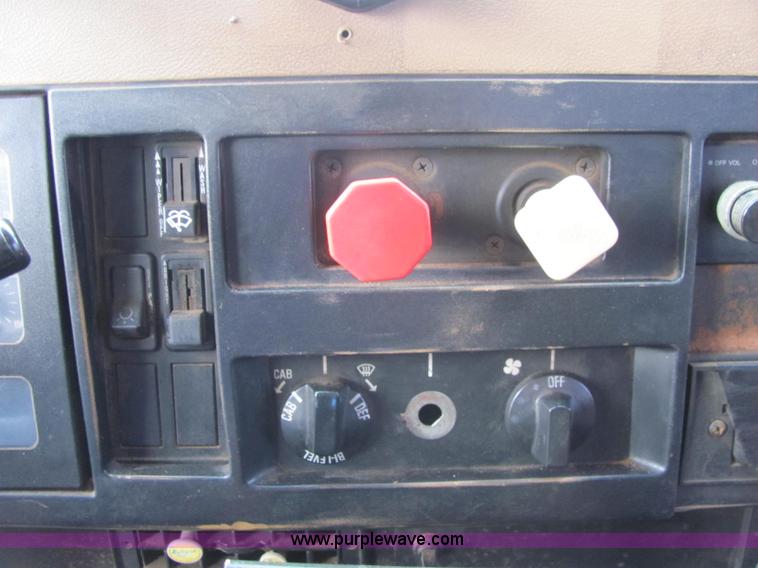 image for item C2946 1991 International 8100 spreader truck