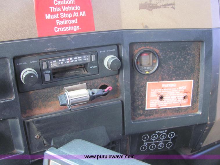 image for item C2946 1991 International 8100 spreader truck