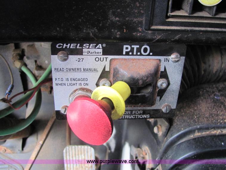 image for item C2946 1991 International 8100 spreader truck