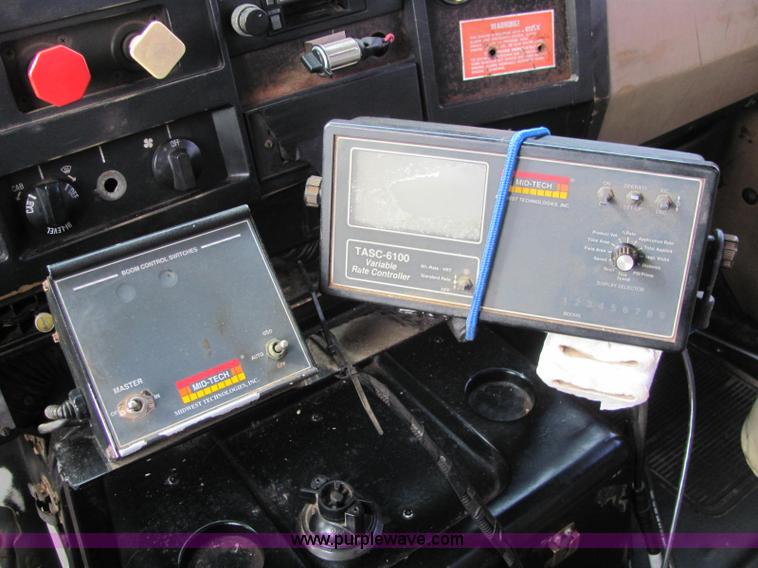 image for item C2946 1991 International 8100 spreader truck