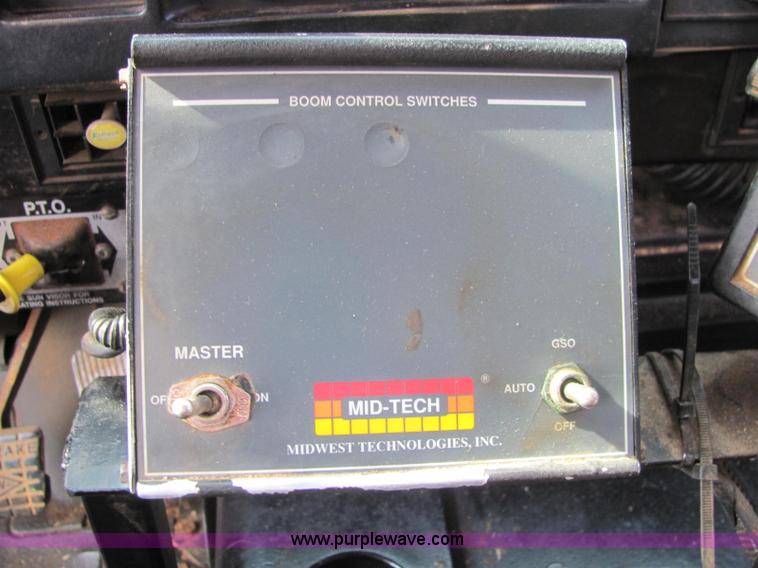 image for item C2946 1991 International 8100 spreader truck