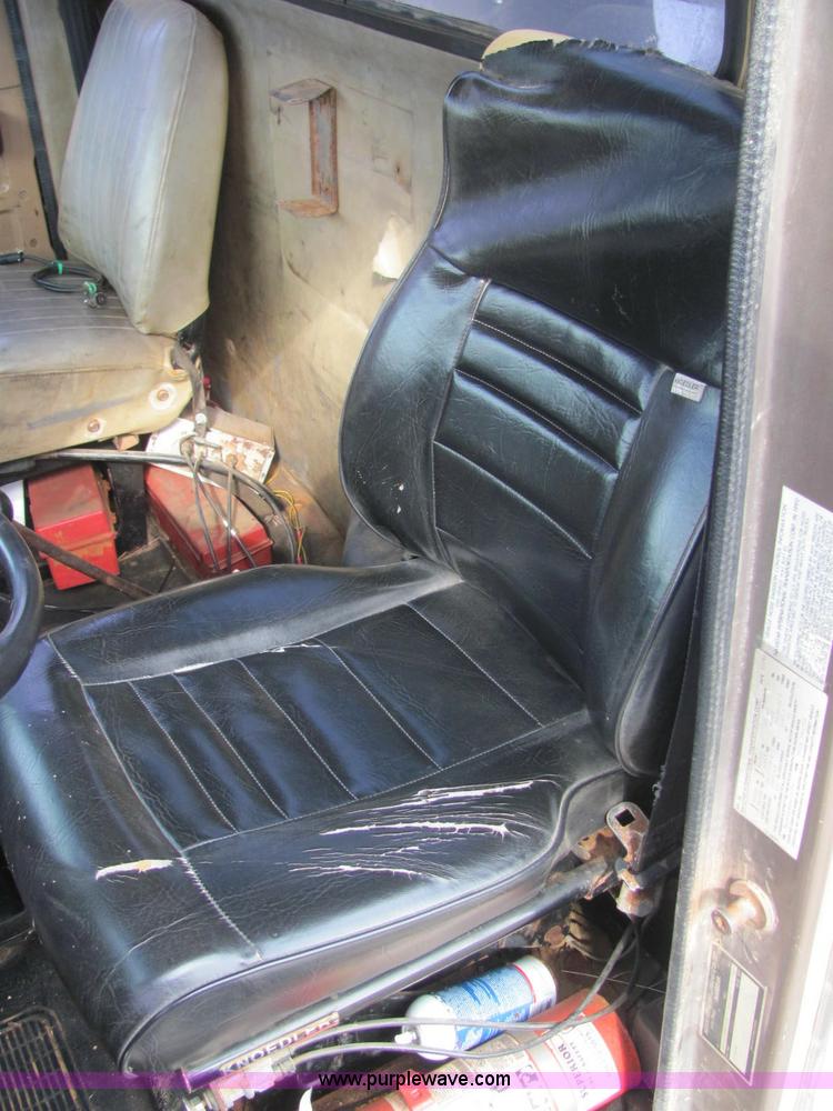 image for item C2946 1991 International 8100 spreader truck