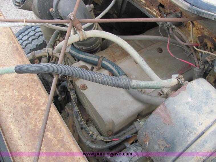 image for item C2946 1991 International 8100 spreader truck