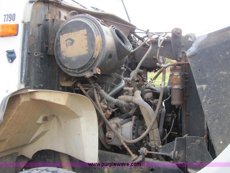 image for item C2946 1991 International 8100 spreader truck