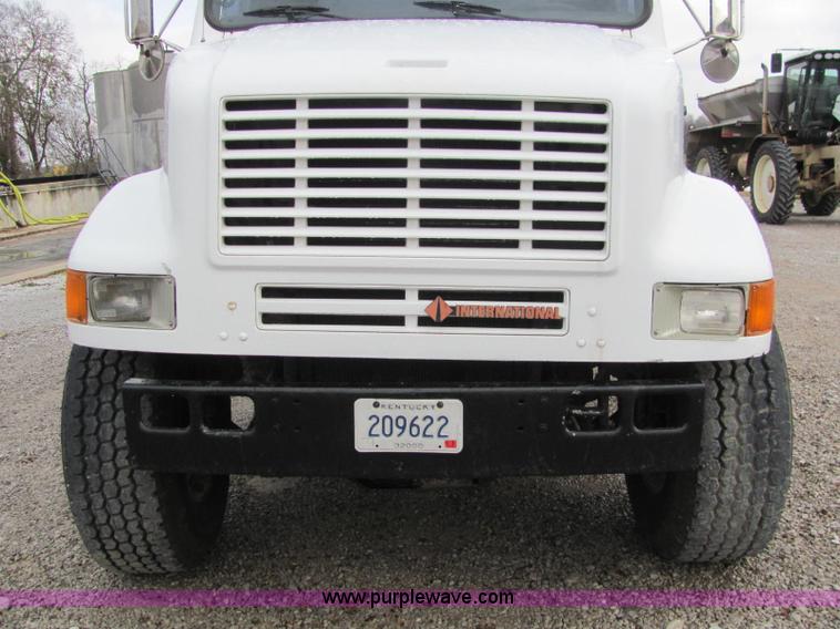 image for item C2946 1991 International 8100 spreader truck