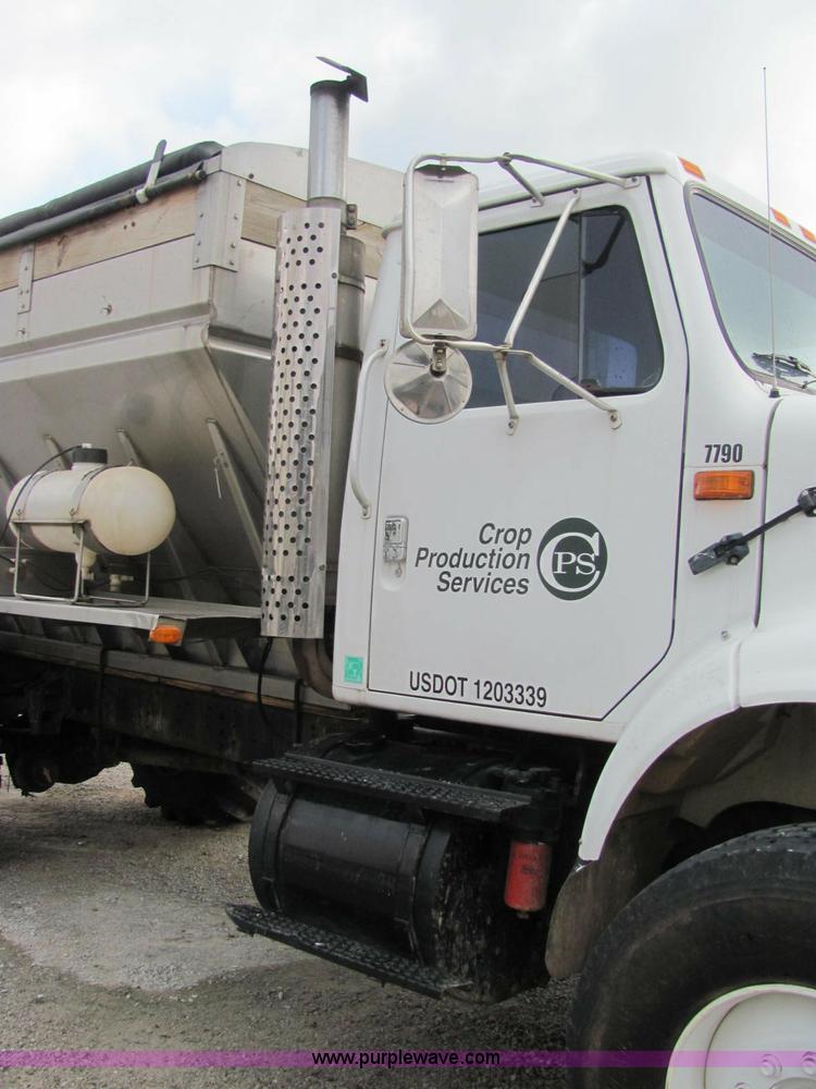 image for item C2946 1991 International 8100 spreader truck