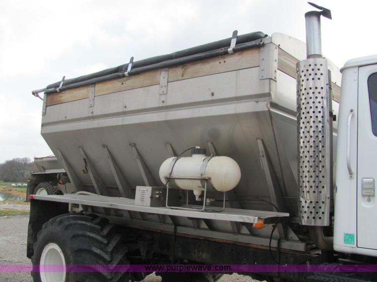 image for item C2946 1991 International 8100 spreader truck