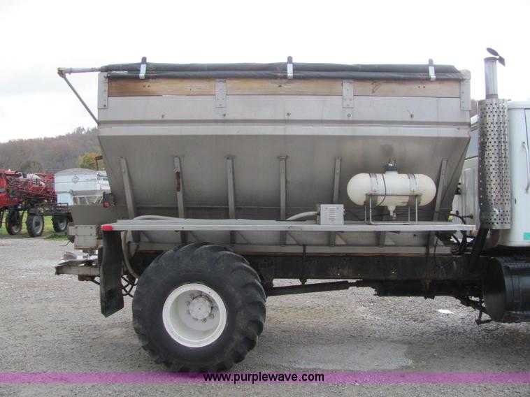 image for item C2946 1991 International 8100 spreader truck