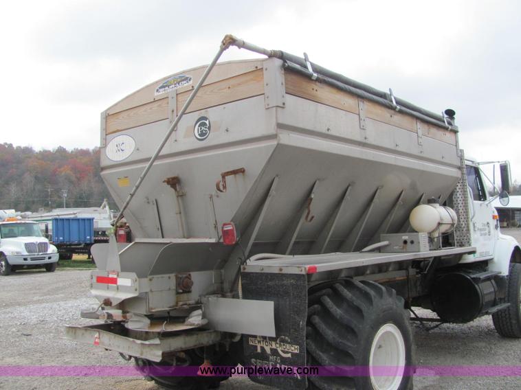 image for item C2946 1991 International 8100 spreader truck