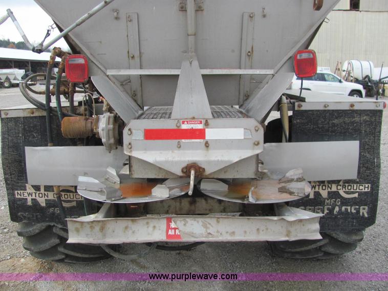 image for item C2946 1991 International 8100 spreader truck