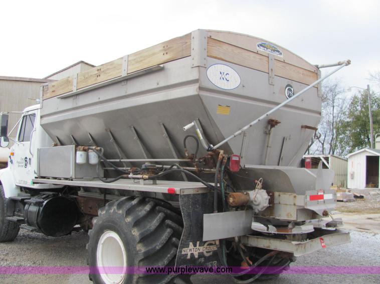 image for item C2946 1991 International 8100 spreader truck